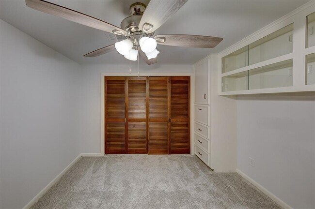 Building Photo - 2452 Country Club Dr