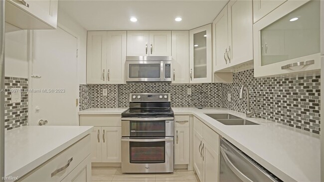 Building Photo - 2 br, 1 bath Condo - 5005 Collins Ave Apt 922