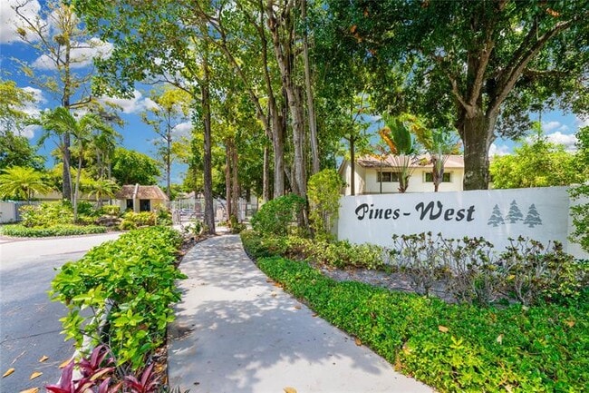 Building Photo - 3020 S Oakland Forest Dr