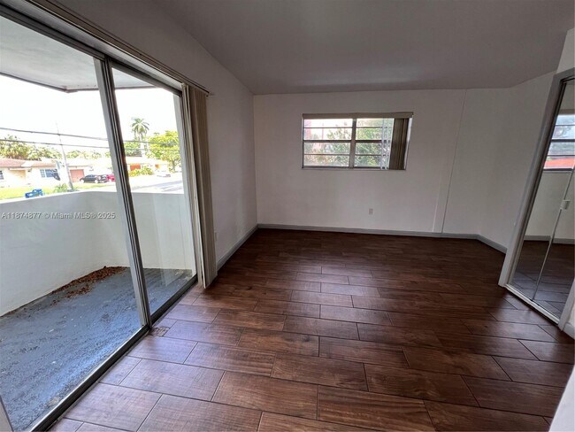 Building Photo - 465 S Royal Poinciana Blvd