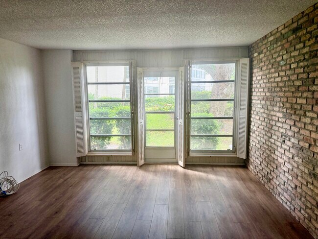 Building Photo - 4602 Martinique Way