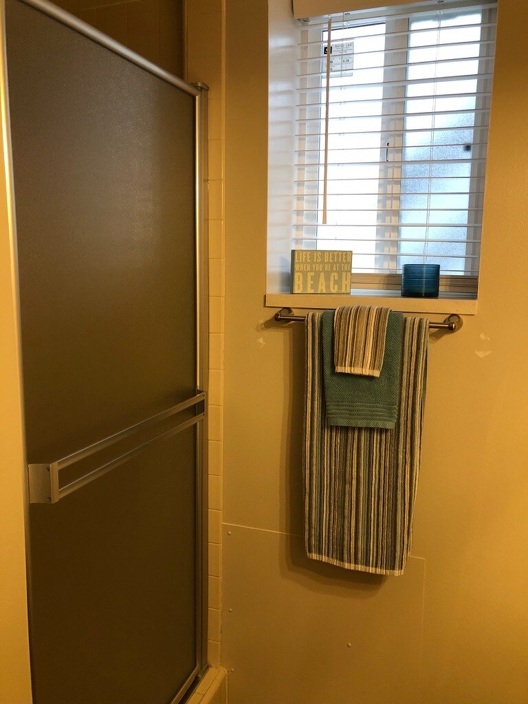 Bathroom 1 - 828 Bayview Dr
