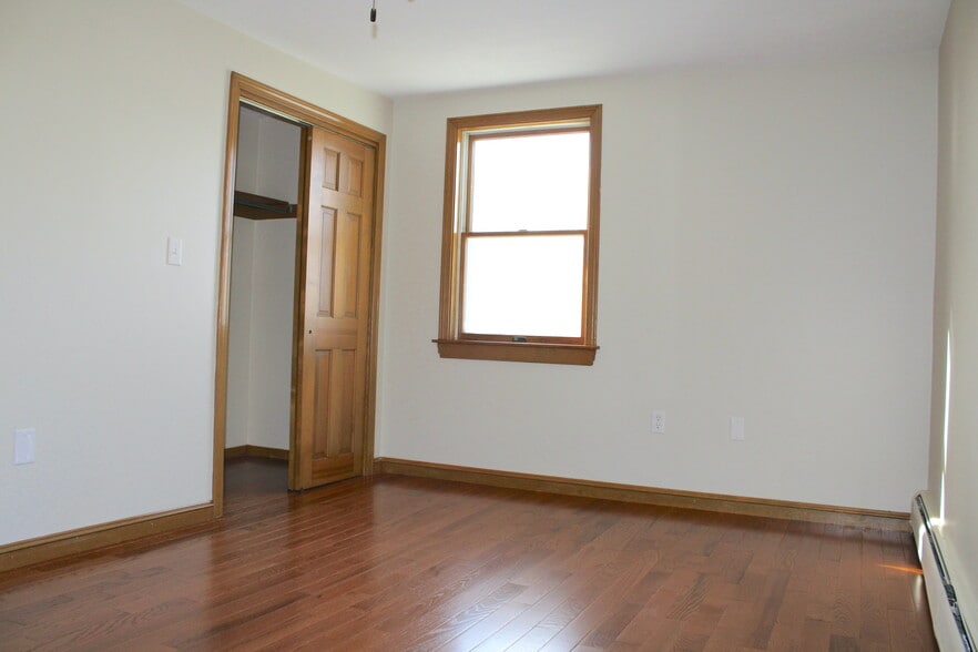 Building Photo - 2 Clark St