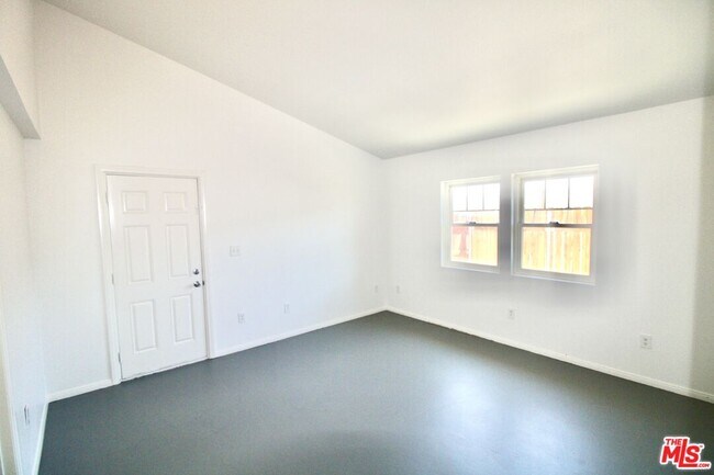 Building Photo - 6587 Oasis Ave