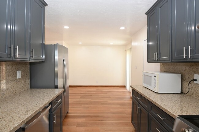 Building Photo - 4/2 W/ AC near San Tomas Expwy & El Camino...