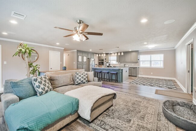 Building Photo - 24237 Creekwood Dr