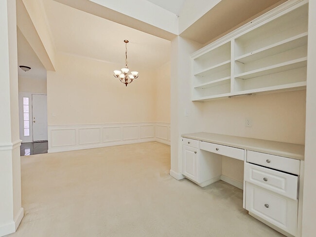 Building Photo - 615 Ventana Dr