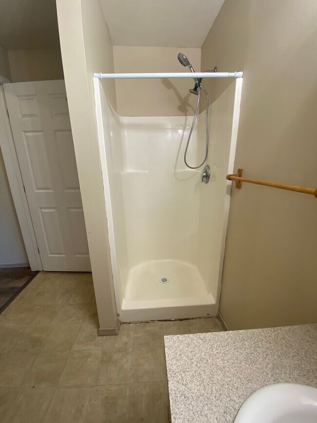 Building Photo - Upper unit-3 bed /2 bath triplex Cheney