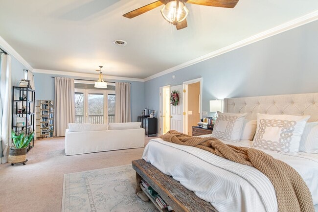 Building Photo - Rent Special! See Description! Spacious Ho...