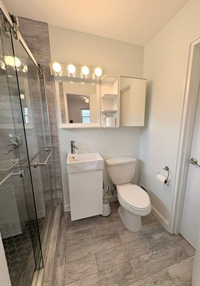 Building Photo - 9714 Admiralty Dr