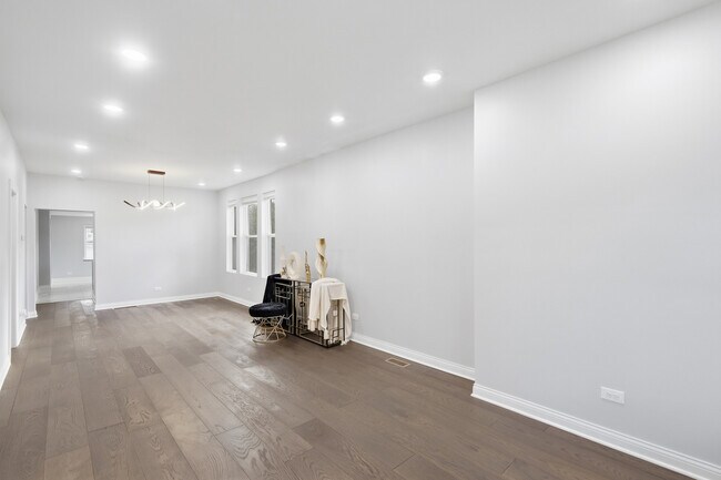 Building Photo - 7823 S May St