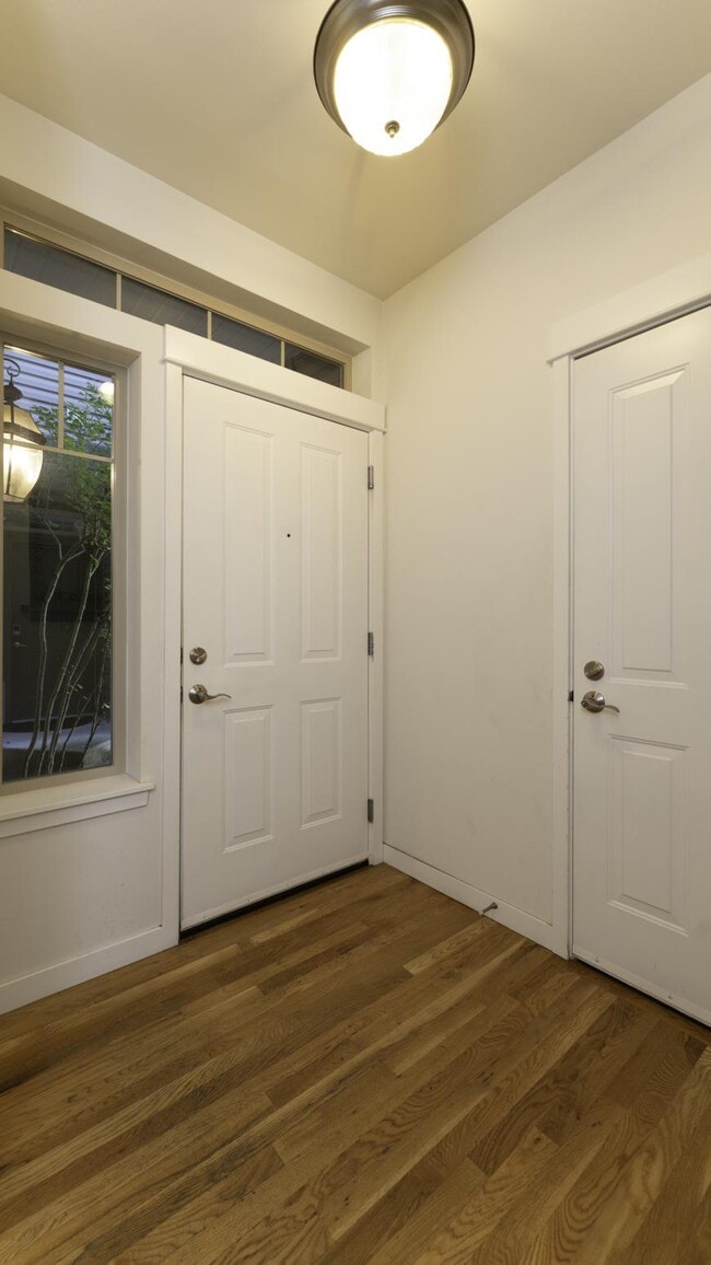 Building Photo - 3 bedroom in Kirkland WA 98033