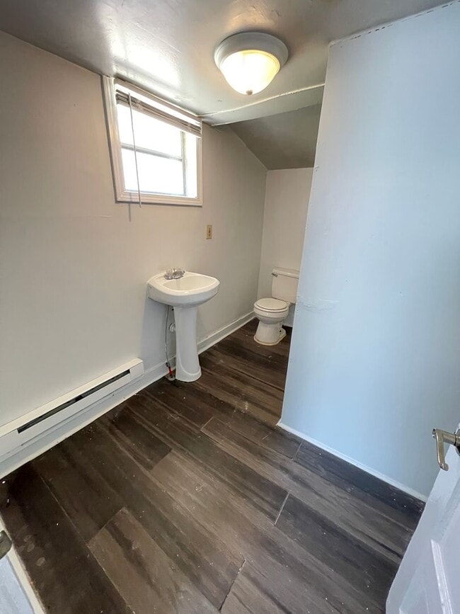 Building Photo - 2 bedroom bungalow in convenient Hillsboro...