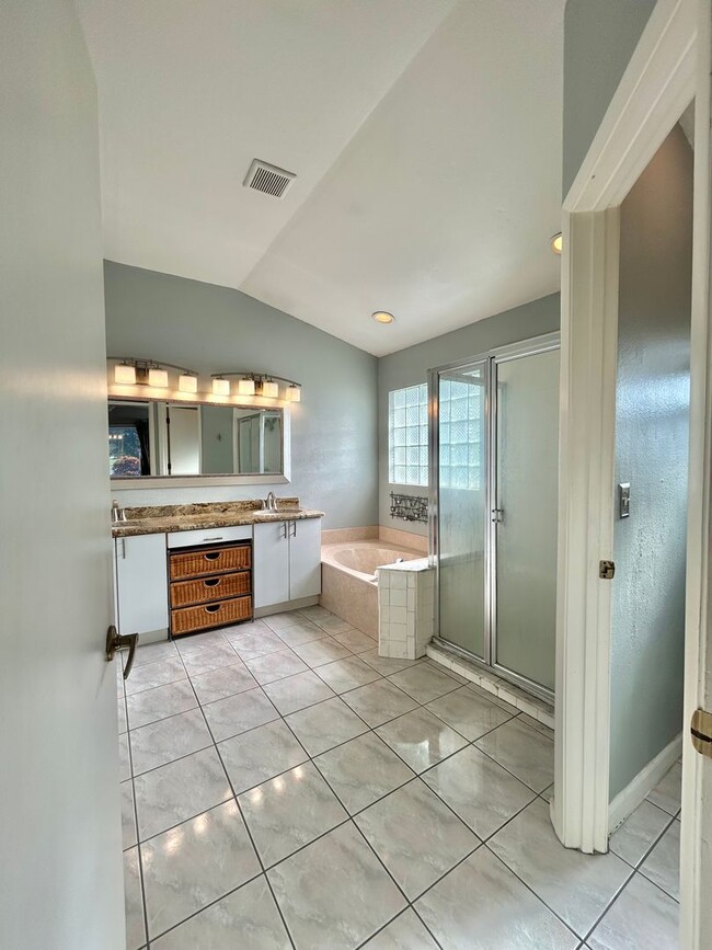 Building Photo - Waterfront Pool Home in Waterford Lakes