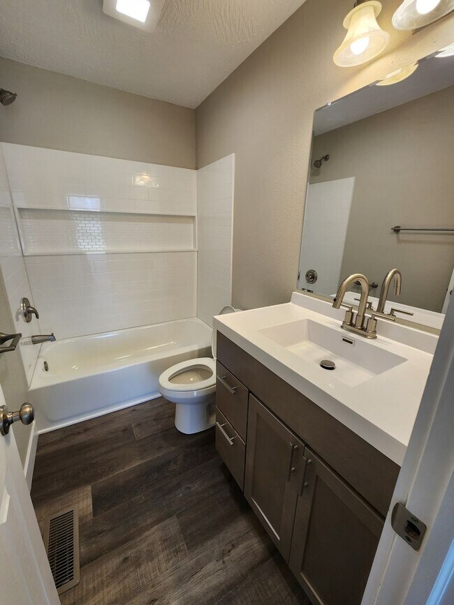 Building Photo - Spacious 2-Bedroom, 1-Bathroom Home AVAILABLE NOW!!