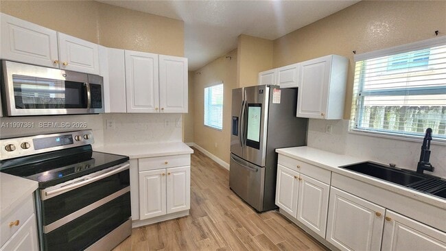 Building Photo - 343 NE 36th Terrace