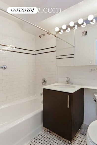 Building Photo - 211 E 53rd St