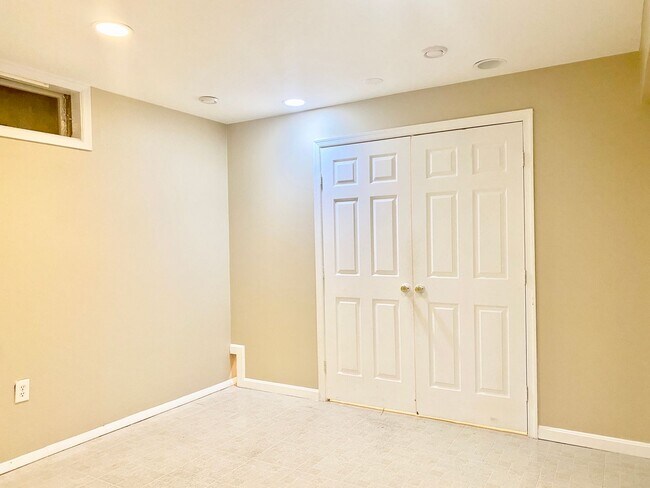 Building Photo - 3 Bedrooms Plus 2 Bonus Rooms!!! 2.5 Baths...