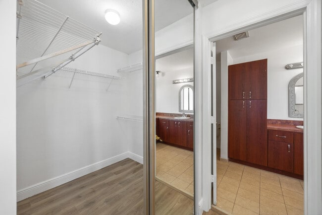 Building Photo - 2925 Azalea Dr