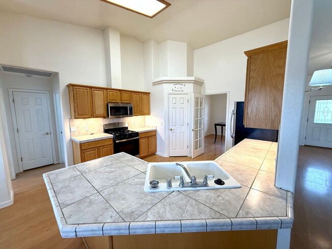 Building Photo - Spacious 3 Bedroom Home in Kingman Foothil...