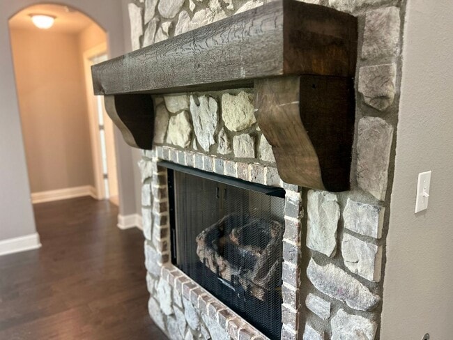 Building Photo - Gorgeous Home with Vaulted Ceilings and La...