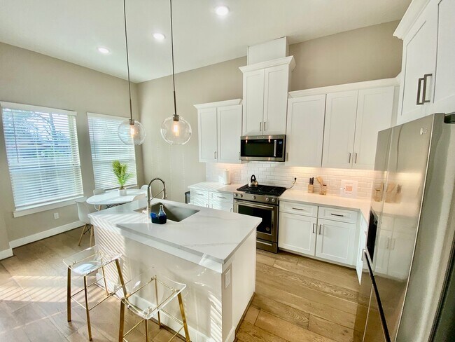 Building Photo - 303 Queen Sude Ln