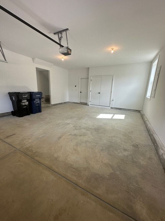 Building Photo - 17 Waller Dr