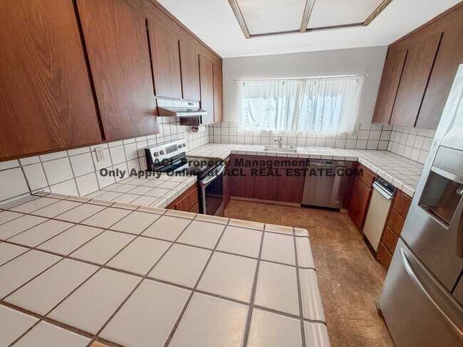 Building Photo - 3 Bed / 2.5 Bath | 1,362 Sq Ft | Prime Downtown San Leandro Location | Walkable + Parking