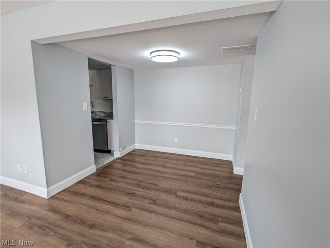 Building Photo - 6920 Carriage Hill Dr