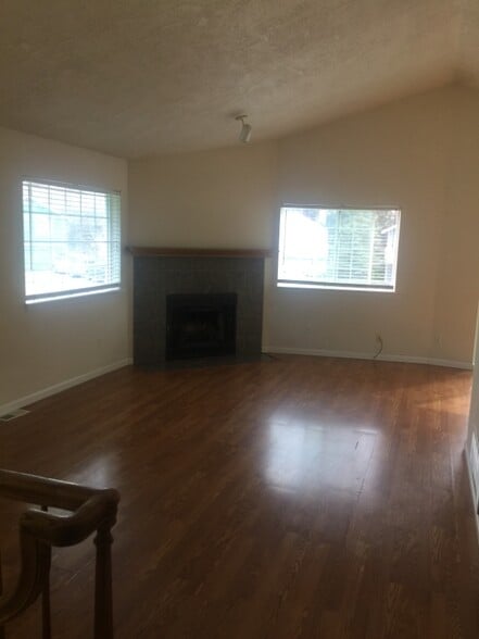 Building Photo - 3400 Meadowbrook Cir