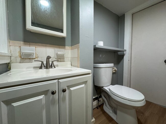 Building Photo - 3rd Floor Amesbury 2 Bedroom+Office