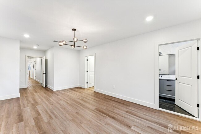 Building Photo - 84 Hollywood Ave