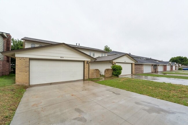 Building Photo - 3 bedroom 2.5 bath - NW Highway and Rockwell