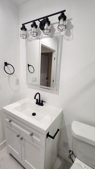 Building Photo - 208 E 84th St