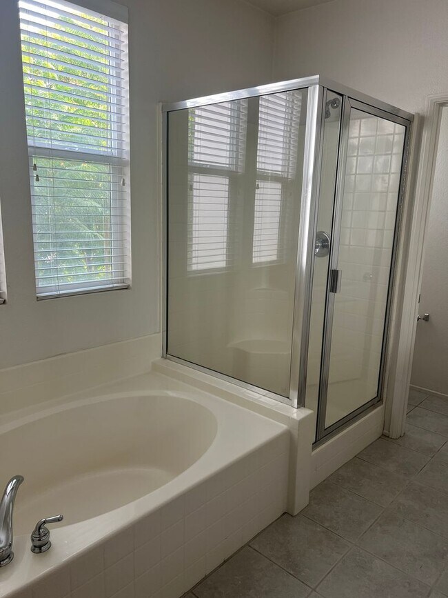 Building Photo - West Ventura Condo with a three car garage!