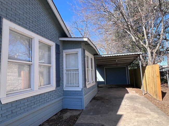 Building Photo - 215 Jennings Ave