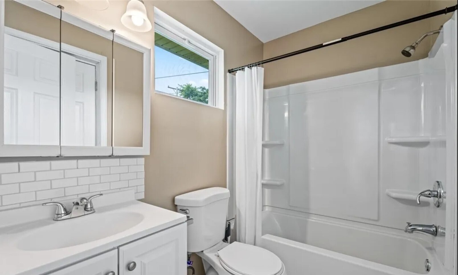 Building Photo - 900 E Stewart St