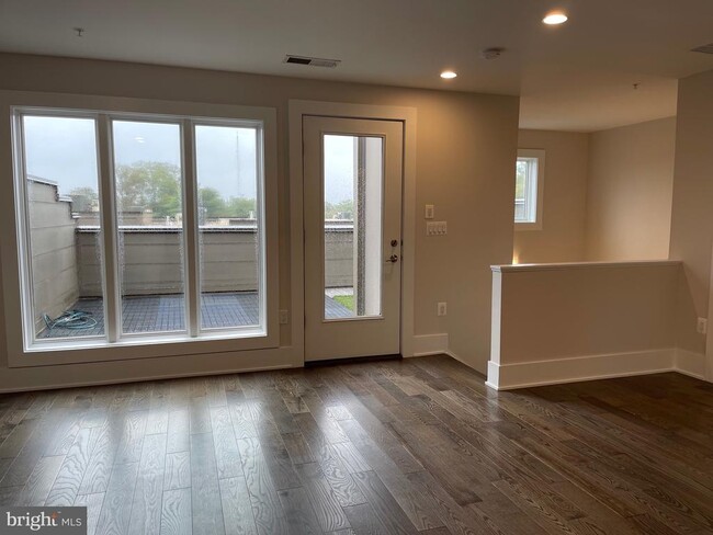Building Photo - 3721 Chevy Chase Lake Dr