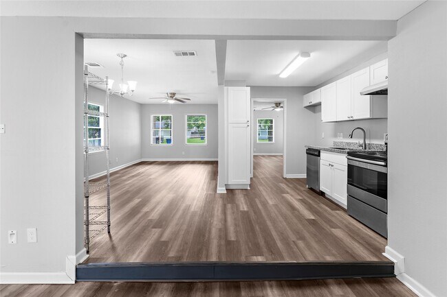 Building Photo - 1104 Southampton Dr