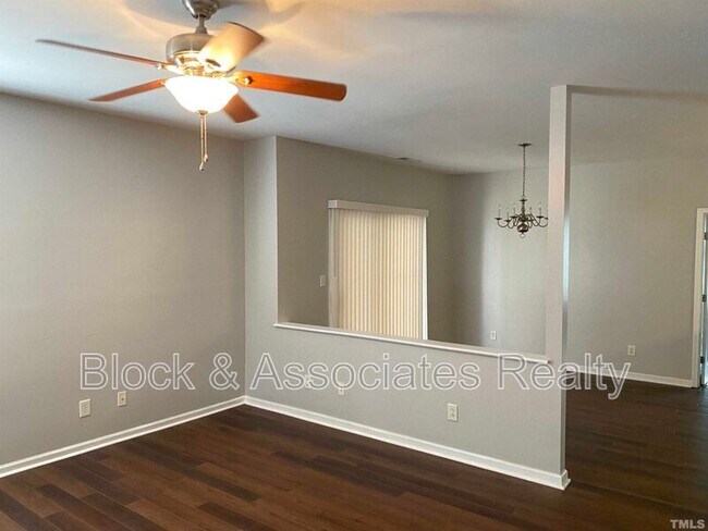Building Photo - 2110 Breezeway Dr