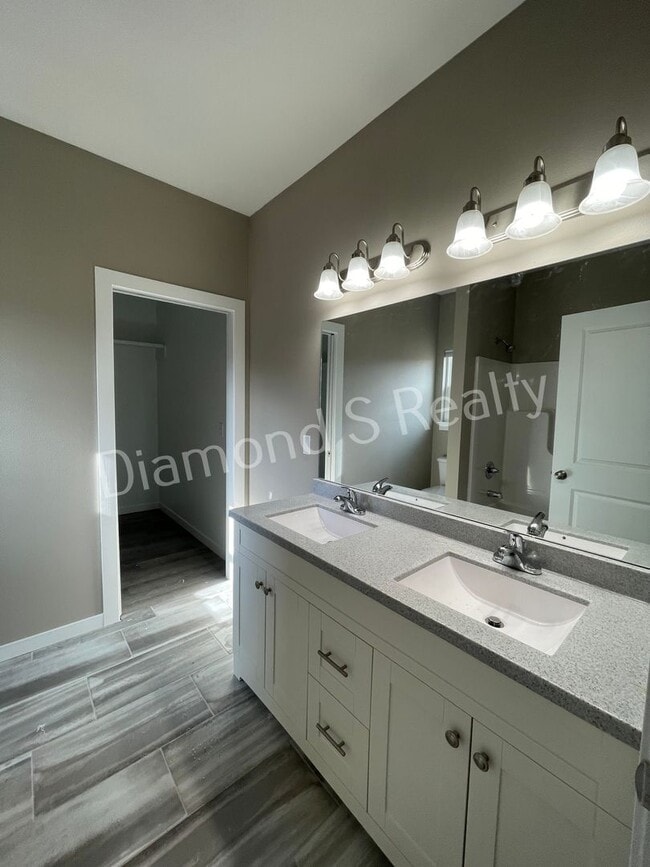 Building Photo - 4 Bedroom Home Available Early February - Great Neighborhood & Ozark Schools!