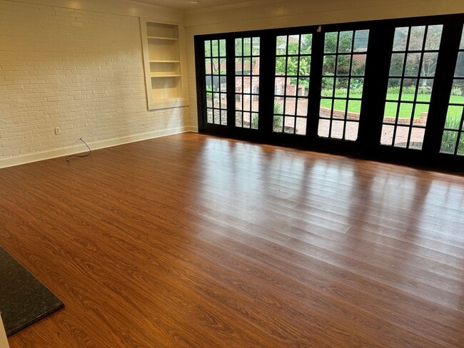 Building Photo - Beautiful Mid-town home 3br/2ba, newly ren...
