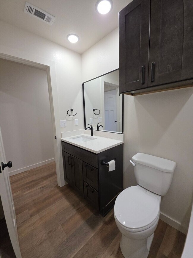 Building Photo - 703 W 12th St