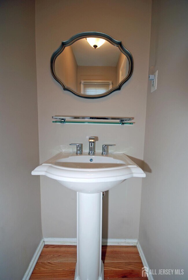 Building Photo - 7 Gardenia Ct