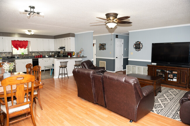 Building Photo - 122 Friar Tuck Ave