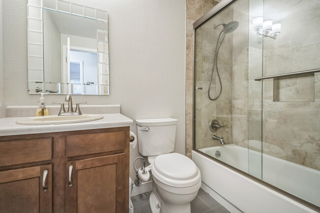 Main floor Bathroom - 10482 Hoyt St