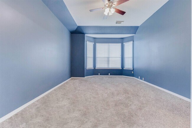 Building Photo - 2402 Sunlight Ln