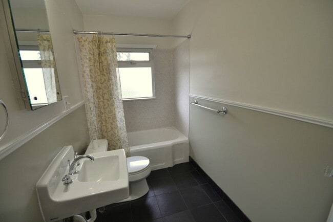 Building Photo - 3bd/2ba Seattle Home
