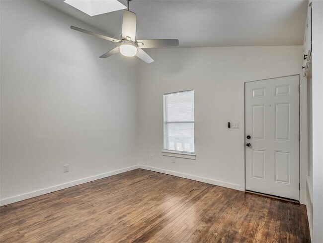 Building Photo - 131 W Acres St