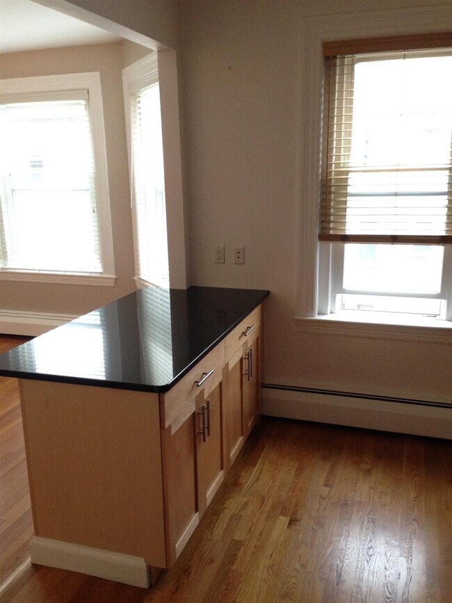 Building Photo - 16 Centre St